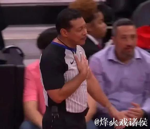 官方裁判报告认可詹姆斯对狄龙三分球的防守判罚正确，布克确实犯规