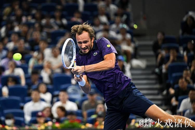 ATP巴黎大师赛:梅德韦杰夫轻松晋级 阿利亚西姆上演逆转好戏 ATP巴黎大师赛:梅德韦杰夫轻松晋级 阿利亚西姆上演逆转好戏