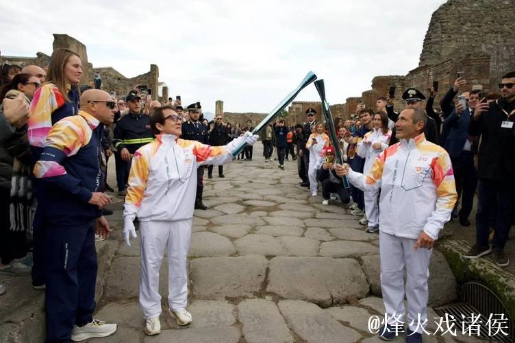 成龙助力米兰-科尔蒂纳冬奥会火炬传递仪式 成龙助力米兰-科尔蒂纳冬奥会火炬传递仪式